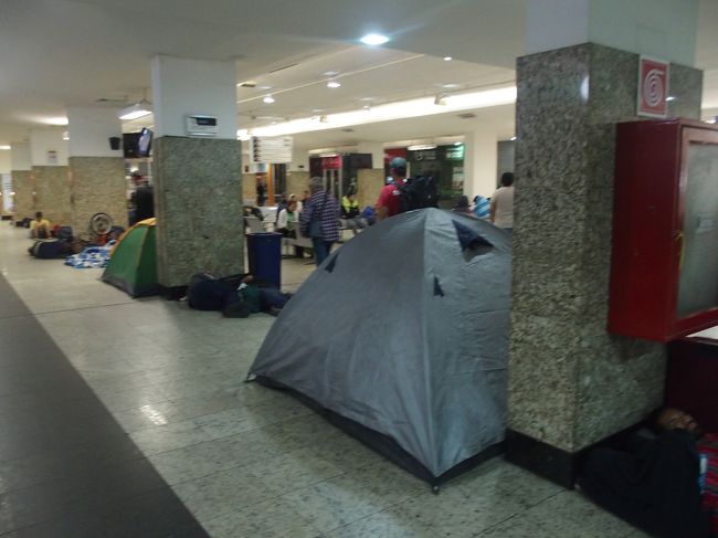 テントを貼ってる奴までいる。これが許されるのなら自分もテントを持参してたぞ（笑）