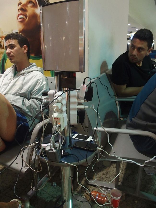 電源を提供するすばらしいサービスが。こういう気の利くサービスは素晴らしい。デジカメの充電をしておく。