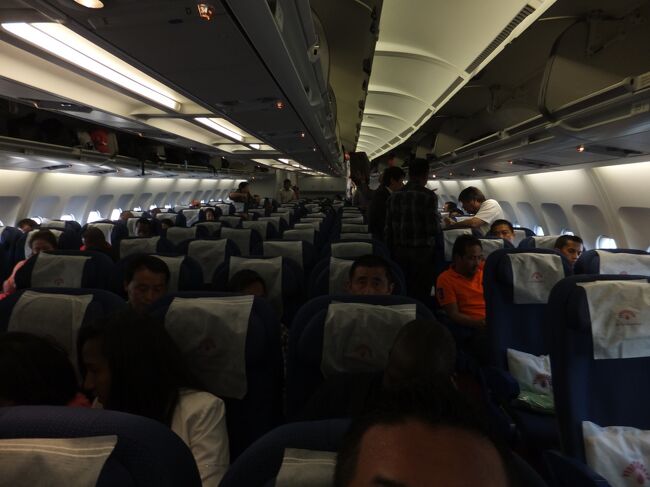 機内。今回はエコノミー。