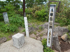 三百名山の浅草岳に無事登頂。山頂は360度の展望ですが、かすみがかっていて遠くまで見通せず。虫が凄いので早々と降ることに。
