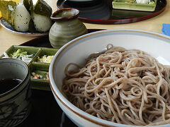 帰りは鏡ヶ池のほとり道の駅の隣にあるお店「ごっつお」で食事をしました。この辺の方言でお店の名前は”ご馳走”の意味でしょうか？
「ごっぽうそば」と「コシヒカリのおにぎり」をいただきました。
蕎麦はコシがあって結構美味しかったです。