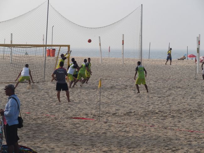 コパカバーナでビーチサッカー。スペースがあればボールを持ち込んですぐにボールを蹴り始めるんだからそりゃサッカーが強くなるわけだ