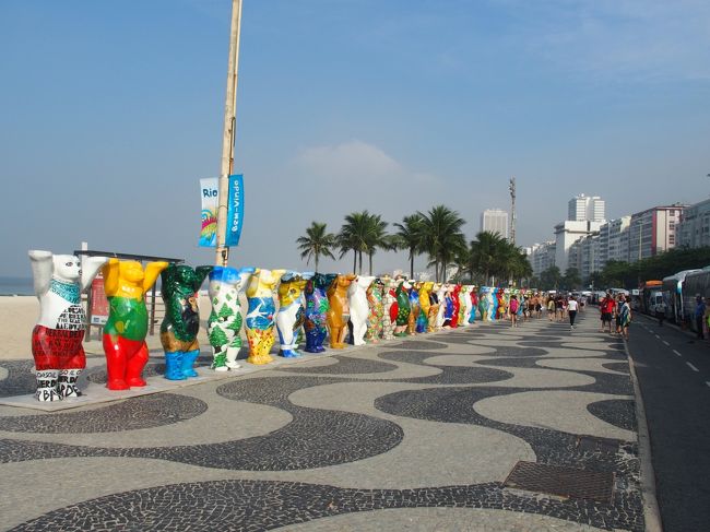 ビーチサイドの道にこんなオブジェが。参加32ヶ国をイメージしてるらしい