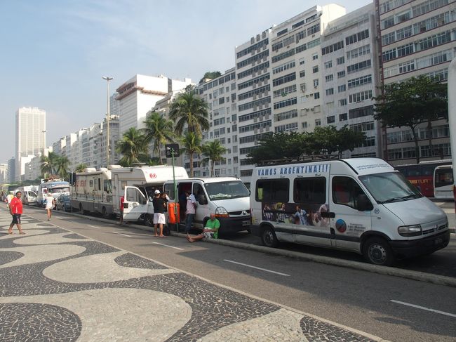 ビーチサイドには車で来ることができるアルヘンとチレのサポがキャンピングカーで大挙して乗り込んでるという。