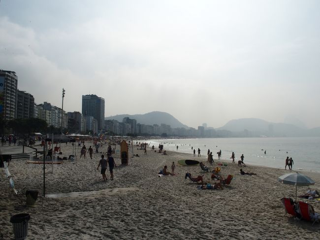 逆方向からコパカバーナを望む。ただし午前中は超逆光