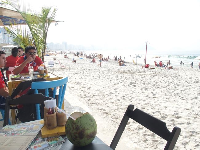 疲れたのでコパカバーナを眺めながらココナッツジュースで一息