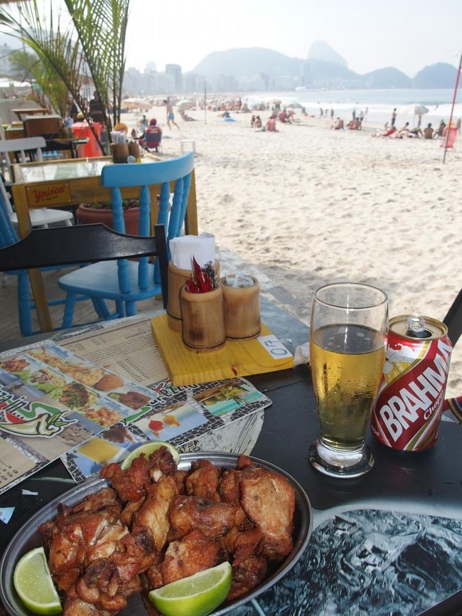 おっひる〜はコパカバーナを眺めながら鶏肉の唐揚げとビール。ボリュームが多くて食べ切るのに苦労した