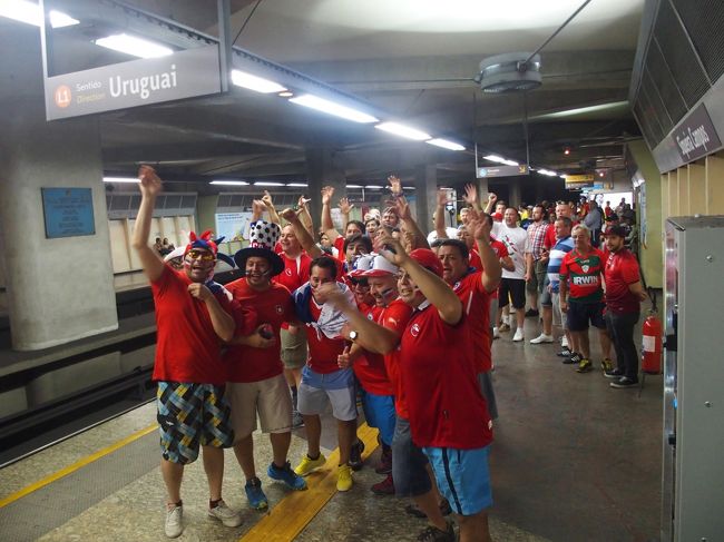 地下鉄でMaracanãへ。あちこちでチレサポがこんな感じで盛り上がってる
