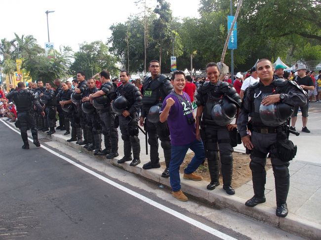 警官と記念撮影。騒動を起こさない一般サポへは愛想が良い（笑）