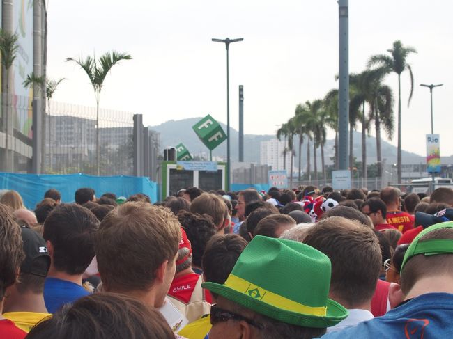 入場ゲートは若干の混乱。チケットを持たないチレサポが侵入しようとしてたらしい。聖地Maracanãのチケットが手に入らないからってそんな無茶なことをすんな（笑）
