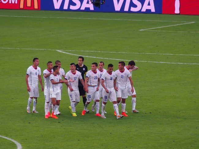 前半終了。選手が一度集合してから一緒にロッカールームへ引き上げる