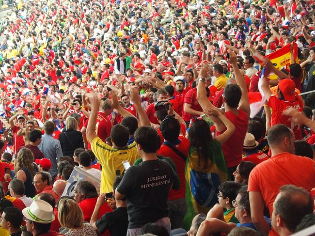 敗退がほぼ確定しスタジアムを去るSpainサポをチレサポが容赦なく煽る。欧州なら世界制覇＆2度の欧州制覇に敬意を表するところだが、こういう容赦の無さはさすが南米