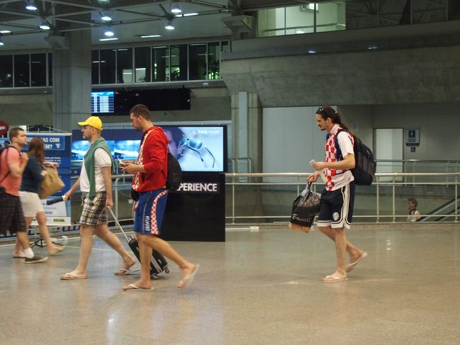 Recifeへ向かうCroatiaサポ。Manaus行きはさすがに厳しかったか