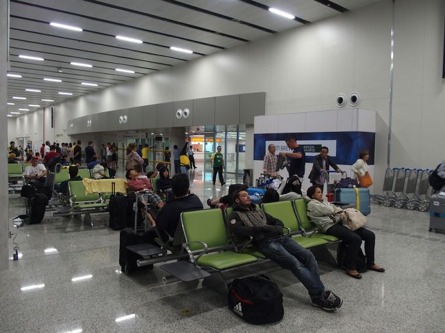 Natal到着。既に朝4時になってた。大会開幕直前に市内から遠く離れたところに新空港ができたせいで、空港アクセスが悲惨なことに