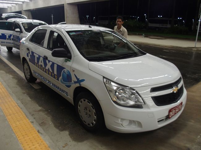 タクシーでホテルへ