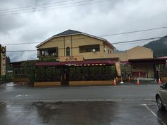 今回の目的地「竹田の谷口屋」さん
竹人形の里から５〜６分。
古民家風を勝手に想像してましたが
カフェレストランの様な外観でした。