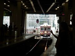 さて、仲間と合流し、昼食後、阪急梅田へ。
復活の6300系、「京とれいん」が入ってきた。