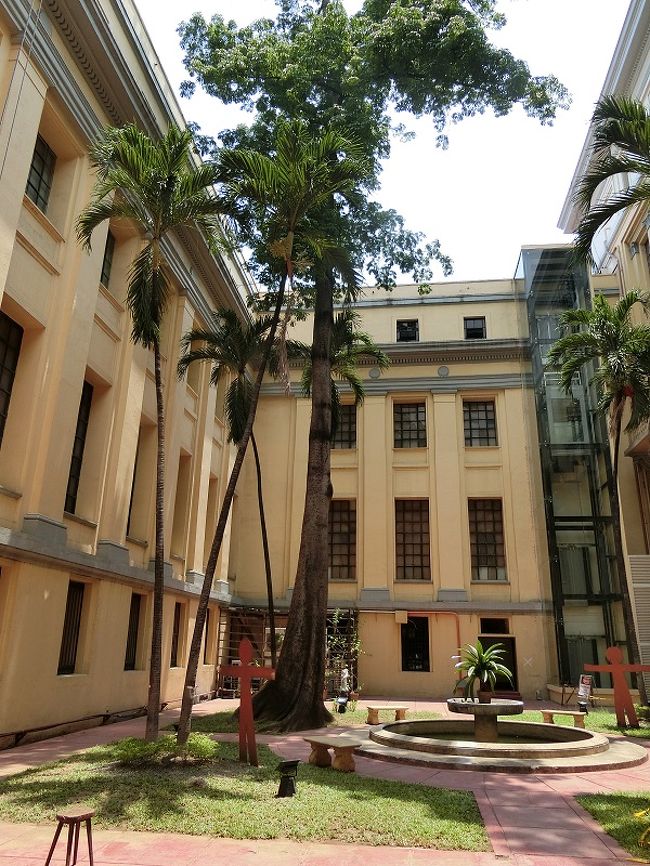 ひと通り見て回ったが、ゆっくり見て回ったので、２時間以上はかかってしまった。かなり疲れたので、中庭に出て休憩をした。