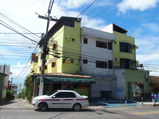 そのホテルの本館。道路の向こうには海が見える