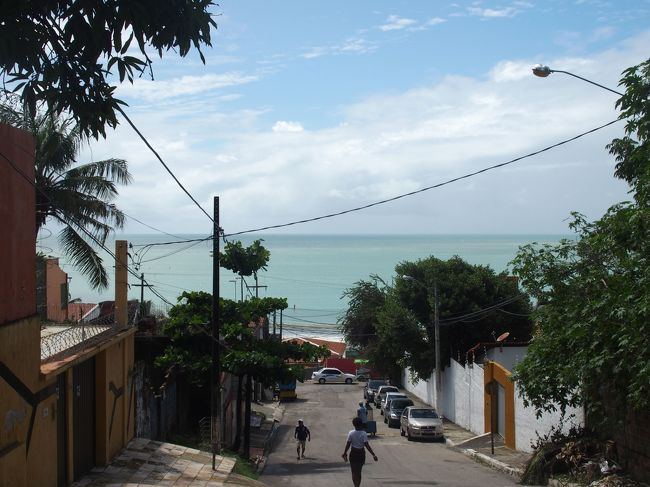 チェックアウトしてホテルに荷物を預けて海岸線に出てみる。ホテル前の道路を下るとすぐ海が見える