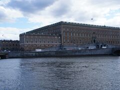 ガムラ・スタンの王宮(Kungliga slottet)
ストレム通り(Strömgatan)から

http://www.kungahuset.se/kungligaslotten/kungligaslottet.4.7c4768101a4e8883780002658.html