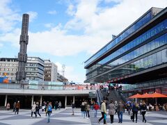 直立水晶(Kristallvertikalaccent)とセルゲル広場(Sergels torg)

http://www.stockholm.se/