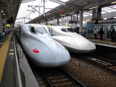 岡山で下車。
JR東海のN700系（右）と並ぶ。
色の違いがよく分かる。