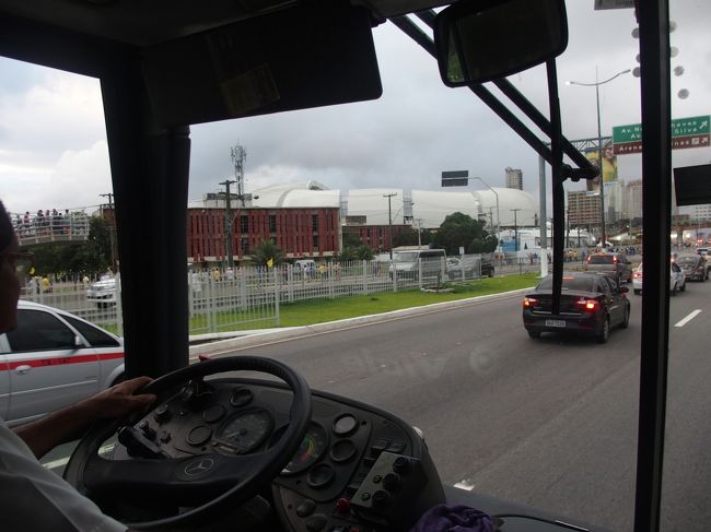 スタジアムは目抜き通り沿いにあってバスから見える
