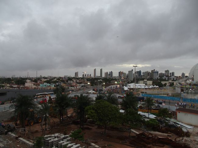 スタジアム前の陸橋から市内を望む