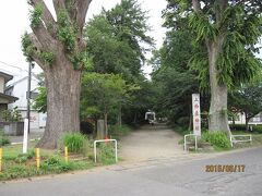 台の道標から右の折れて進むと②「上粕屋神社」の参道がありました。