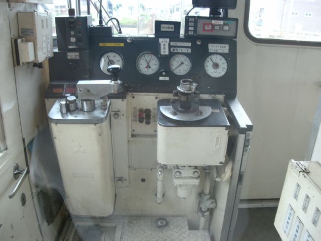 電車が大好きな理由はコレ！最後尾の車両には後ろにも運転席が有ります。<br />走行中に動く各種のメーターを見ていると運転手がする操作を理解できます。<br />右から速度、ブレーキ圧力、タンク内の空気圧、電流計です。<br />ちなみに名鉄電車の架線の電圧は400VでJRは1500Vだそうです。