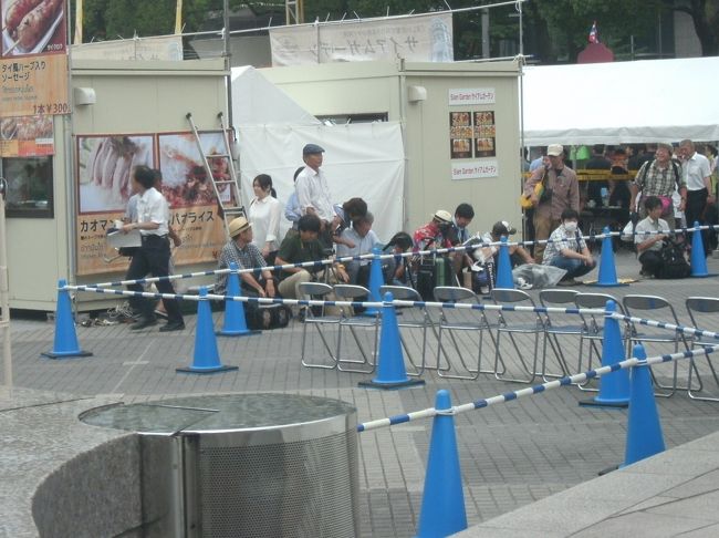 カメラ小僧がテンコ盛り！なにを待ってるの？エッチなアングルは駄目よ。