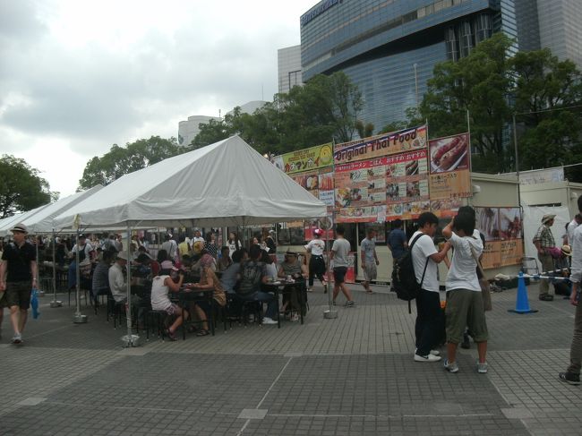 10時開店で11時には座る所が有りません、飲食ブースは大人気！