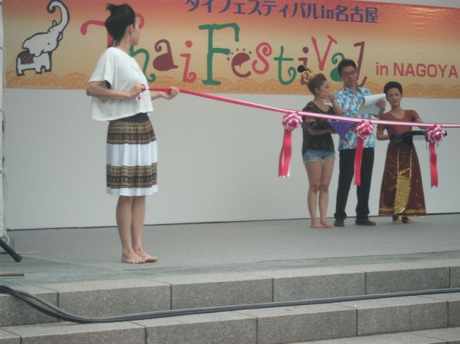 テープカットの準備とチェック、3人の女性の足元を見て下さい。<br />踊り子さん達は裸足です！