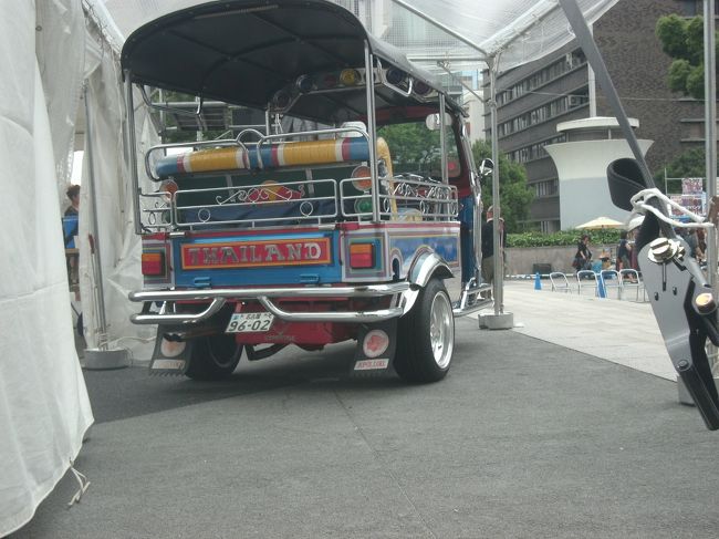 ナゴヤナンバーが着いているので車検合格のための改造がなされています。<br />特にガソリンタンクですがバンコクでは殆どがプロンパンボンベが縛り付けて有ります。<br />日本のタクシーと同じく燃費節約ですから。