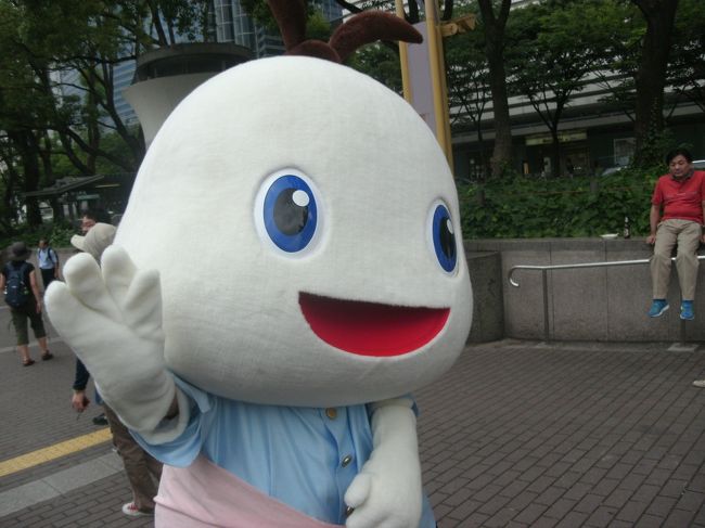 サワッディカップの声に即反応ですからタイ人スタッフかな？