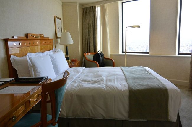 名古屋マリオットアソシアホテルの客室（スタンダードダブル）。<br /><br />広くはないけど、眺めのいい素敵なお部屋でした〜。