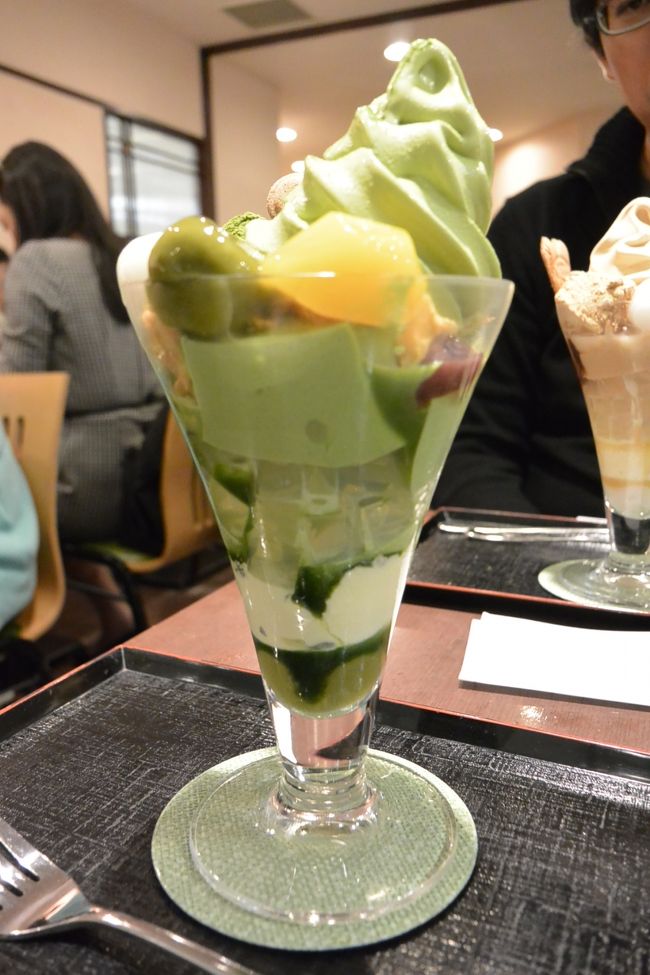 高島屋6階　『京甘味 文の助茶屋』で一休み。<br /><br />わたしは抹茶パフェ。