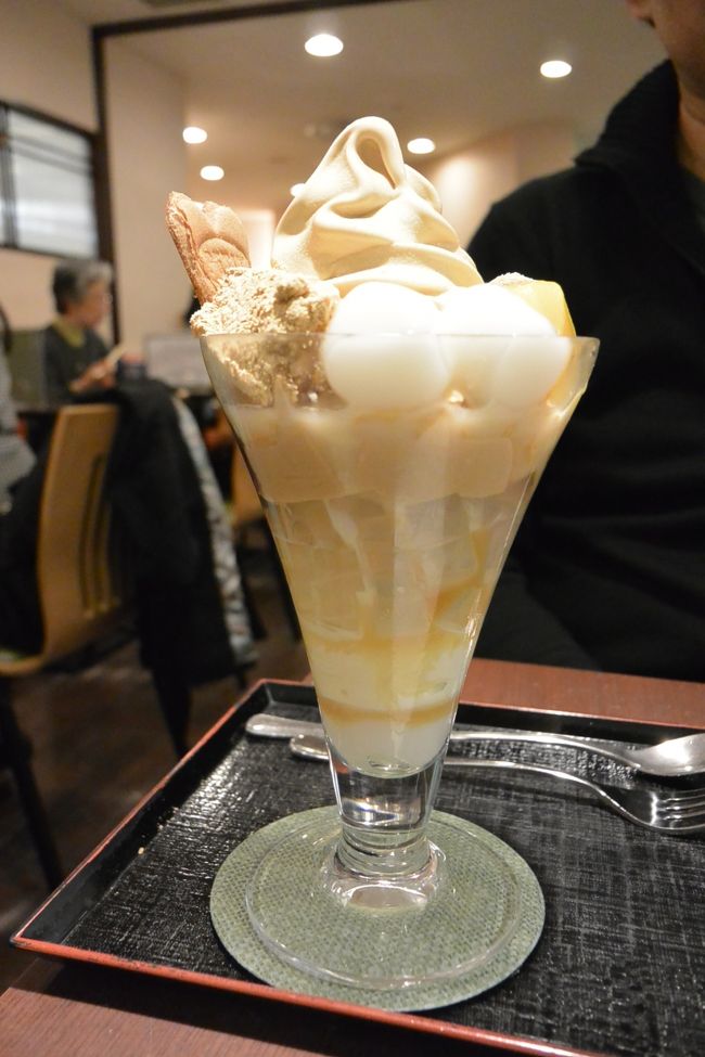 高島屋6階　『京甘味 文の助茶屋』で一休み。<br /><br />だんなはきなこパフェ。