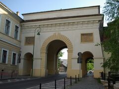 チェルブルイ通りが陸上競技場で突き当たって、右に曲がるとすぐに元のスケイ門通りに出ます。
通りの左手を見るとすぐ目の前にスケイ門があります。
ようやく第一の目的地に到着・・・しないのです。