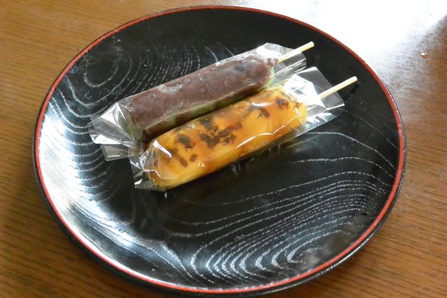 『だんご処　たむら屋』のみたらし団子と草だんご。