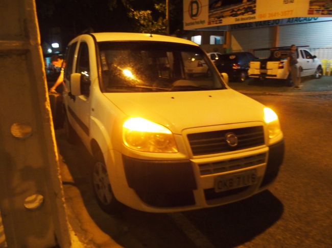 タクシーで空港へ。とんでもなく遠い。