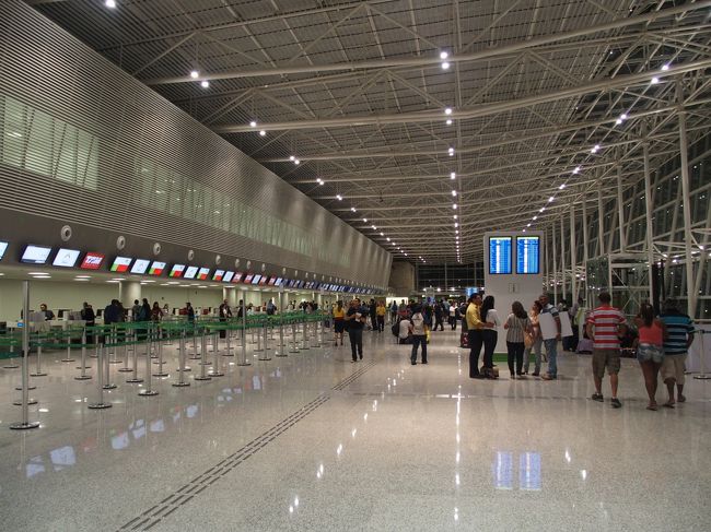 空港着。Rio de Janeiro行きのフライトは深夜3時なので暫く待つ。当然日本人だらけ。