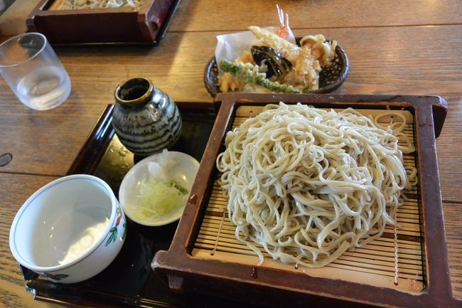 『手打蕎麦　三更』の天ざるそば。