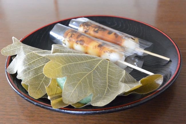 『だんご処　たむら屋』のみたらし団子と柏餅。