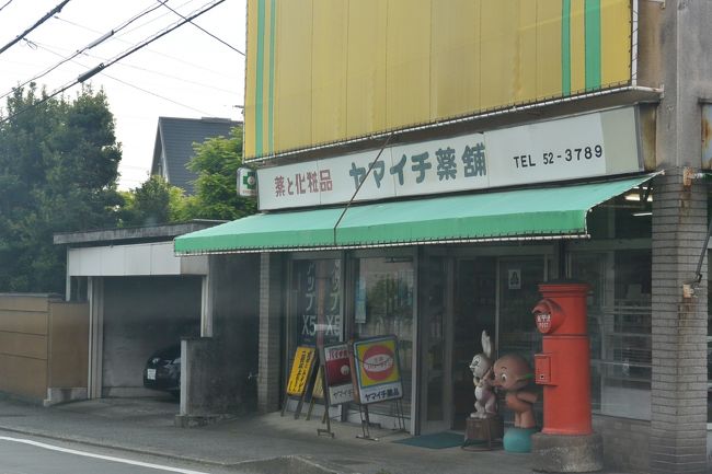 薬局の前の懐かしい丸型ポスト。