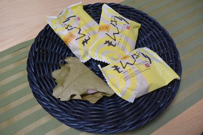 『御菓子庵 田子の月』のもんぱりチーズ味と柏餅。