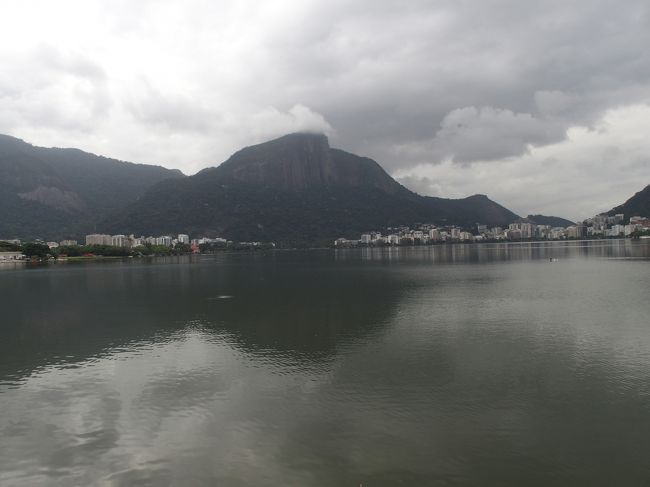 雲が厚く、コルコヴァードは見えない。この池はRio2016でボート系の競技の会場になるらしい