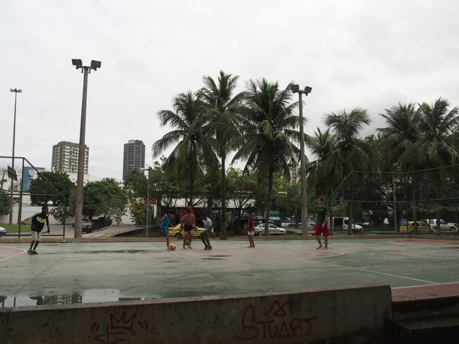街中で至るところで見かける光景