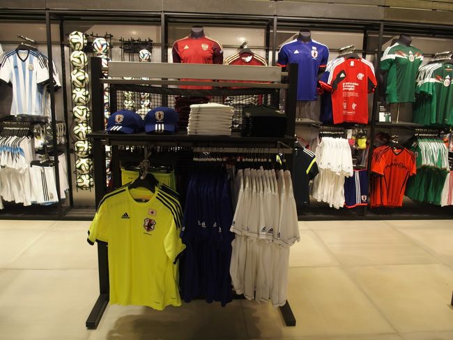 adidasということは当然この国のユニも。アルヘンのユニにしても売れるのかは不明